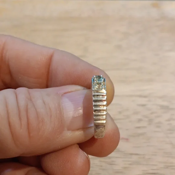 Elegant Silver & Peridot Women's Ring - Picture 2 of 2